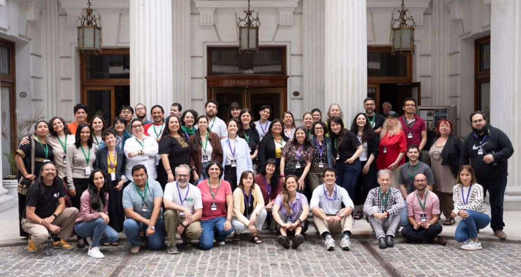 * Crédito imagen cabecera: Foto de grupo del segundo día del Encuentro de la Comunidad Hispanohablante realizado en la Ciudad Autónoma de Buenos Aires, Argentina en 2025. | Por: Josefina Gonzalez para Wikimedia Argentina | CC BY-SA 4.0 Wikimedia Commons |