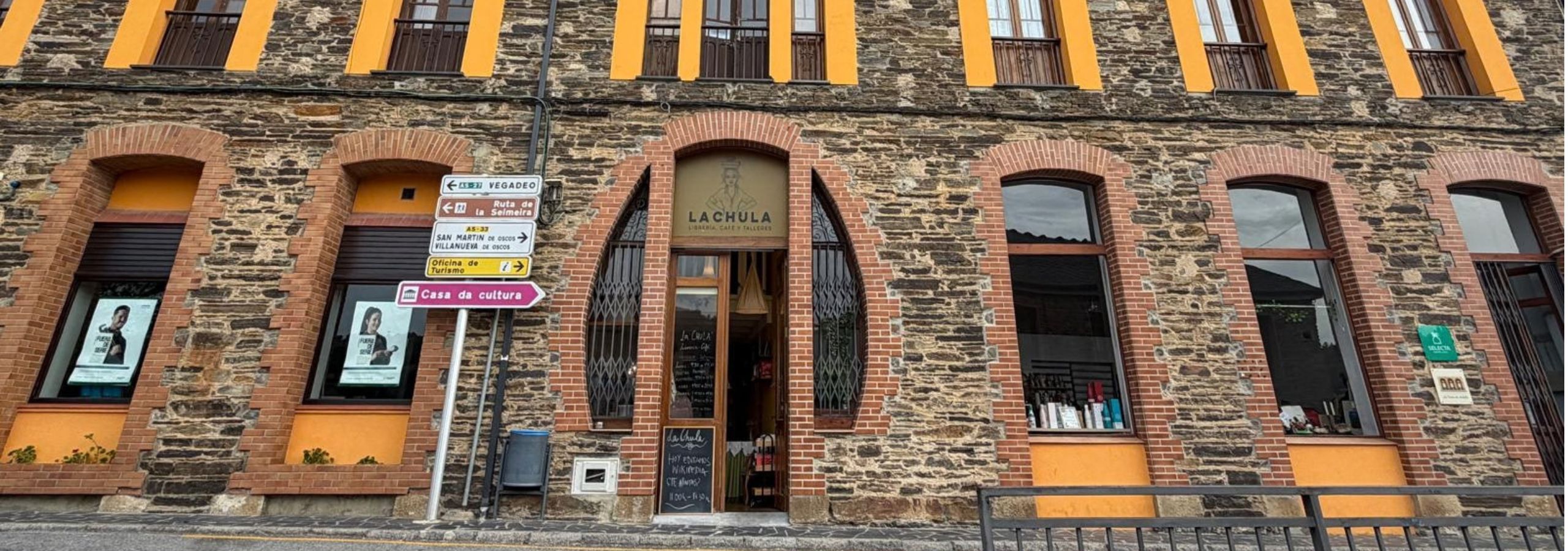 La Chula Librería Café en Santa Eulalia de Oscos, Asturias lugar de celebración de la editatona de asturianas relevantes 27S
